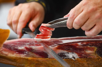 Guía para contratar un cortador de jamón para eventos (y no equivocarte)